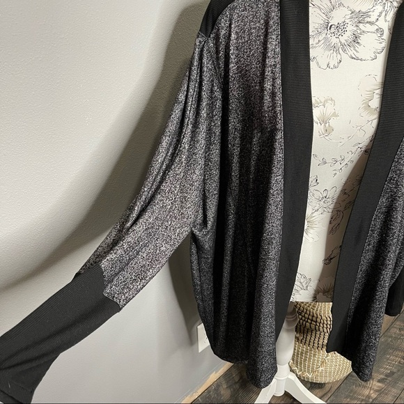 B Active Women’s Gray Black Pullover Cardigan Sweater Size 14 16 - Picture 2 of 5